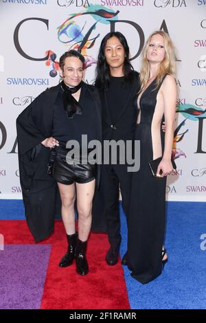 Chris Kattan, Alexander Wang und Anna Ewers nehmen am 2. Juni 2014 an den CFDA Fashion Awards 2014 in der Alice Tully Hall, Lincoln Center, in New York City Teil. Stockfoto