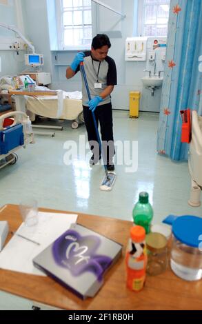 JESUS ELLASON REINIGUNG IM ST MARYS KRANKENHAUS IN PADDINGTON. TOM PILSTON Stockfoto