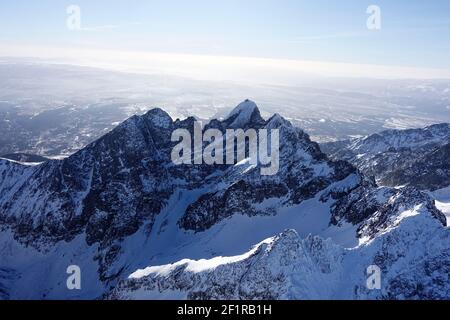 Drohne Blick auf verschneite Bergkette an sonnigen Tag Stockfoto