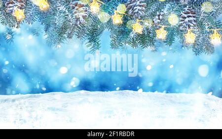 Weihnachtsdekoration Hintergrund mit schneebedeckten Tannenbaum, Zweige und Dekoration beleuchtete Stockfoto