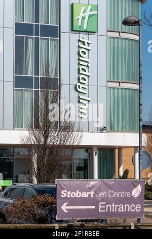 Holiday Inn-Hotel am Flughafen London Southend, Essex, Großbritannien, mit Schild zum Eingang zum Stobart Jet Centre. Flugreisen, Ferienunterkünfte Stockfoto