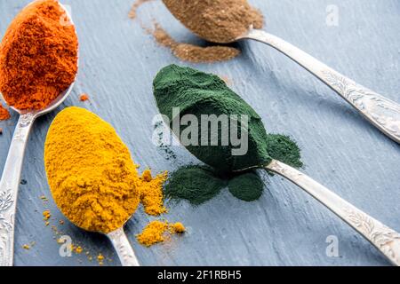 Super Pulver in Löffeln - Matcha Kurkuma Kakao Spirulina Stockfoto