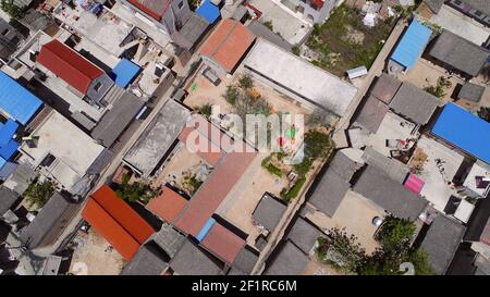 Luftaufnahme von oben auf kleine arme Stadthäuser in Gansu, China Stockfoto