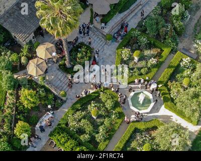 Menschen genießen Getränk und Hochzeit Veranstaltung im grünen Garten umgeben von Weinbergen. Stockfoto