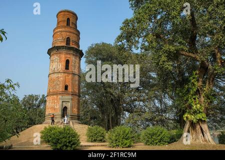 Gour, Indien - Januar 2021: Ein Paar fotografiert in den Firoz Minar Ruinen der Hauptstadt der muslimischen Nawabs von Bengalen in Gour, Indien Stockfoto