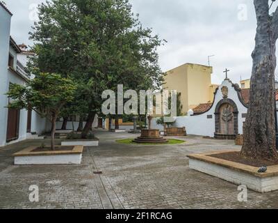 Teror, Gran Canaria, Kanarische Inseln, Spanien 21. Dezember 2020: Blick auf den kleinen Innenhof Garten im Zentrum der historischen Stadt Teror, traditionelle spanische Stockfoto