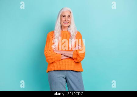 Portrait von attraktiven fröhlich grauhaarige Frau gefaltet Arme tragen gemütlich Kleidung isoliert über teal helle Farbe Hintergrund Stockfoto