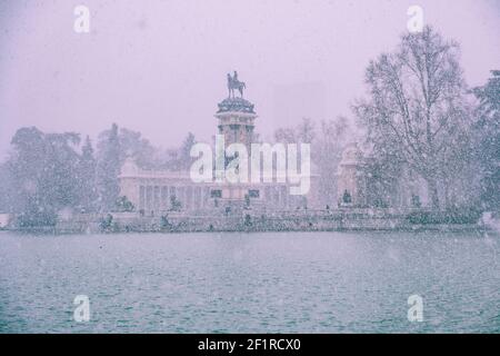 Denkmal für Alfonso XII im Retiro Park während der schwersten Schneefall seit Jahrzehnten, Madrid, Spanien Stockfoto