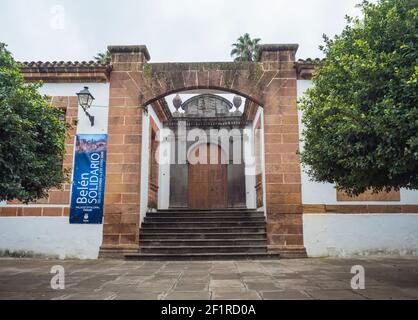 Teror, Gran Canaria, Kanarische Inseln, Spanien 21. Dezember 2020: Blick auf die Eingangstür des Palacio Episcopal de Teror in der Altstadt von Teror Stockfoto