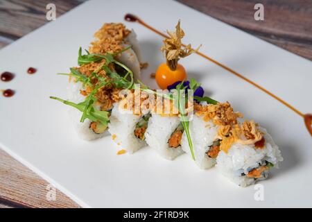 Vegane Sushi-Rolle mit knuspriger Zwiebel. Japanisches Essen. Stockfoto