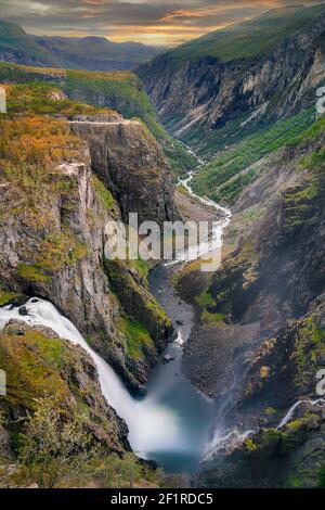 Klassischer Voringfossen doppelter Wasserfall von oben geschossen. Shot ist eine lange Belichtung während Sonnenuntergang im Herbst und hat schöne orange, grün und gelb colo Stockfoto