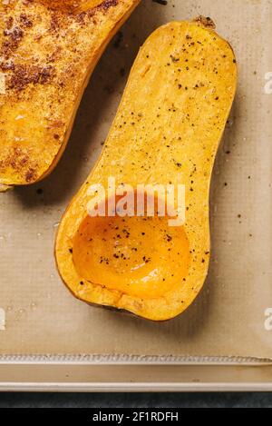 Geröstete Hälften von Butternusskürbis Stockfoto