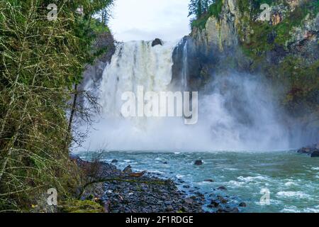 Wasser explodiert am Boden der Snoqualmie Falls im Staat Washington. Stockfoto