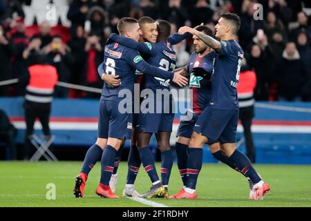 Kylian Mbappe Lottin (PSG) mit Elfmeterschießen, Feier, mit Marco Verratti (PSG) und Moussa DIABY (PSG), Daniel Alves da Silva (PSG), Leandro Daniel PARADES (PSG) während des französischen Pokals, Halbfinalspiel zwischen Paris Saint-Germain und FC Nantes am 3. April 2019 im Parc des Princes Stadion in Paris, Frankreich - Foto Stephane Allaman / DPPI Stockfoto