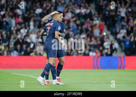 Kylian Mbappe Lottin (PSG) erzielte ein Tor und Feier, mit Leandro Daniel PARADEN (PSG) während der französischen Meisterschaft L1 Fußballspiel zwischen Paris Saint-Germain und AS Monaco am 21. April 2019 im Parc des Princes Stadion in Paris, Frankreich, Paris Saint-Germain wird den Feuerwehrleuten von Paris und der Ile-de-France eine besondere Ehre erweisen, Wer tapfer gegen das Feuer gekämpft hat, das am letzten Montag die Kathedrale Notre-Dame am Ende des Tages teilweise verwüstet hat - EIN Trikot mit einem Bild von Notre-Dame de Paris wird von den Spielern von Paris Saint-Germain getragen - auf der Rückseite dieses Trikots die Aufschrift "Notre- Stockfoto