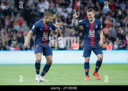 Kylian Mbappe Lottin (PSG) erzielte ein Tor und Feier, mit Marco Verratti (PSG) während der französischen Meisterschaft L1 Fußballspiel zwischen Paris Saint-Germain und AS Monaco am 21. April 2019 im Parc des Princes Stadion in Paris, Frankreich, Paris Saint-Germain wird den Feuerwehrleuten von Paris und der Ile-de-France eine besondere Ehre erweisen, Wer tapfer gegen das Feuer gekämpft hat, das am letzten Montag die Kathedrale Notre-Dame am Ende des Tages teilweise verwüstet hat - EIN Trikot mit einem Bild von Notre-Dame de Paris wird von den Spielern von Paris Saint-Germain getragen - auf der Rückseite dieses Trikots die Aufschrift "Notre-Dame" wi Stockfoto