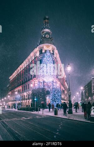 Das Four Seasons Hotel Madrid ist in Madrid, Spanien, mit einem Weihnachtsbaum geschmückt, während es stark schneit Stockfoto