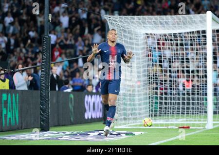 Kylian Mbappe Lottin (PSG)erzielte ein Tor und Feier, während der französischen Meisterschaft L1 Fußballspiel zwischen Paris Saint-Germain und AS Monaco am 21. April 2019 im Parc des Princes Stadion in Paris, Frankreich, Paris Saint-Germain wird eine besondere Hommage an die Feuerwehrleute von Paris und Ile-de-France, Wer tapfer gegen das Feuer gekämpft hat, das am letzten Montag die Kathedrale Notre-Dame am Ende des Tages zum Teil verwüstet hat - EIN Trikot mit einem Bild von Notre-Dame de Paris wird von den Spielern von Paris Saint-Germain getragen - auf der Rückseite dieses Trikots, Die Inschrift "Notre-Dame" wird an Stelle von t beflockt Stockfoto