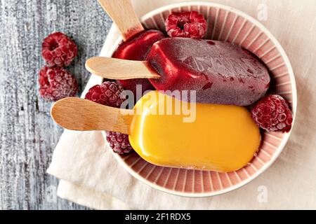 Eiscreme auf einem Teller. Stockfoto