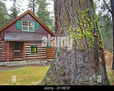 Ein Blick auf eine kleine lange Hütte am Rande eines Bergsees in den Cascade Mountains in Zentral-Oregon. Stockfoto