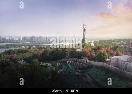 Luftaufnahme von Kiew Stadt und Dnjepr Fluss mit dem Mutterland Denkmal bei Sonnenuntergang - Kiew, Ukraine Stockfoto