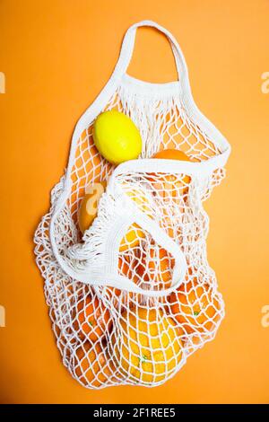 Zitronen, Orangen, Mandarinen in einer Einkaufstasche Stockfoto