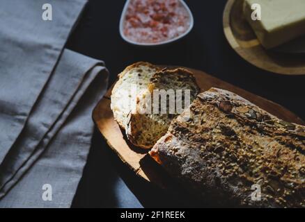 Brot, Butter und Salz auf einer Leinenserviette Stockfoto