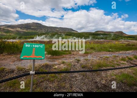 Warnschilder am Geysir-Thermalgebiet in Island Stockfoto