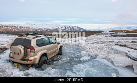 Modifizierter SUV, der in das Thórsmörk-Tal in Island einführt Stockfoto