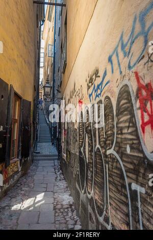 Graffiti auf dem schmalen Mårten Trotzigs Gränd, Gamla Stan, Stockholm, Schweden. Stockfoto