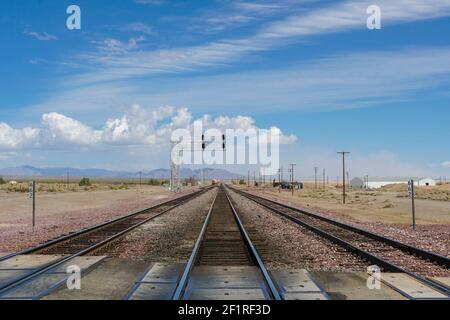 Eisenbahn überquert Tore auf einer Straße in der Mojave Wüste Stockfoto