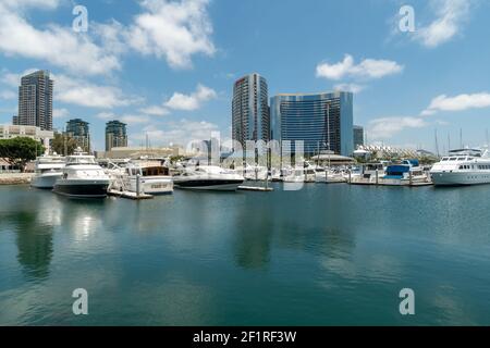 Luxusboote liegen im Embarcadero Marina Park North, San Diego. Stockfoto