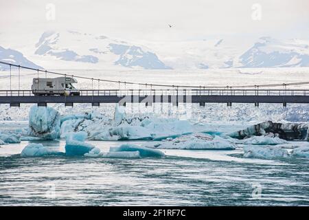 RV Fahren auf Hängebrücke über die Gletscherlagune Jökulsárlón Stockfoto