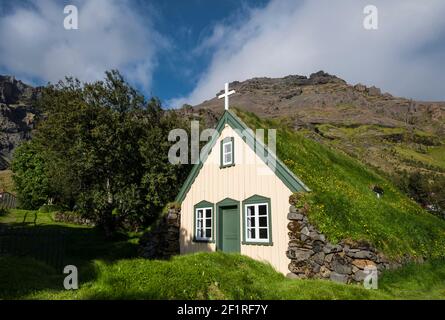 Die traditionelle Rasenkirche Hofskirkja in Island Stockfoto