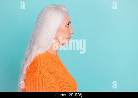 Profil Seitenansicht Porträt von attraktiven Inhalten ernsthafte grauhaarige Frau Kopieren Sie leeren Raum isoliert über teal hellen Hintergrund Stockfoto