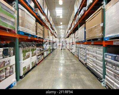 Ailse mit verschiedenen Produkten im Costco Store. Stockfoto