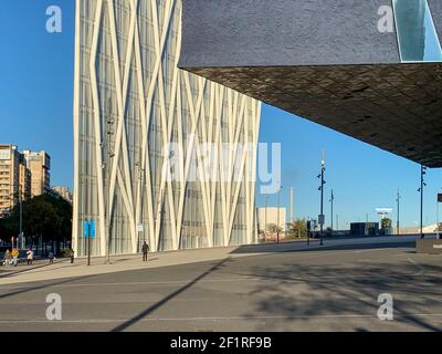 Das Naturwissenschaftliche Museum von Barcelona mit Diagonal 00 Telefonica Tower, moderne Architektur Stockfoto