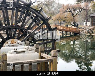 Wassermühle Rad in einem ruhigen kleinen Fluss und kleinen Pavillon auf dem Hintergrund. China Stockfoto