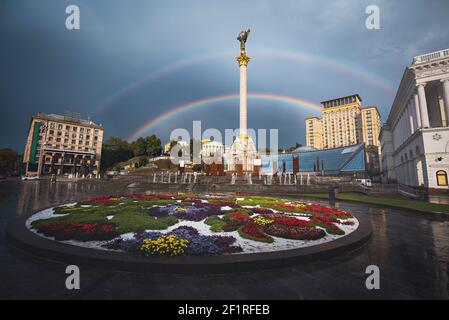 Unabhängigkeitsdenkmal Säule am Unabhängigkeitsplatz mit einem schönen doppelten Regenbogen - Kiew, Ukraine Stockfoto