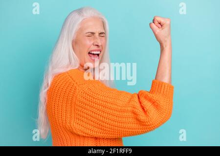 Profil Seitenansicht Porträt von attraktiven fröhlich verrückt grauhaarige Frau Mit Spaß großen Erfolg isoliert über teal helle Farbe Hintergrund Stockfoto