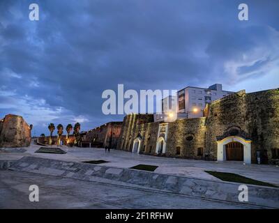 Sonnenuntergang an den königlichen Mauern von Ceuta Stockfoto