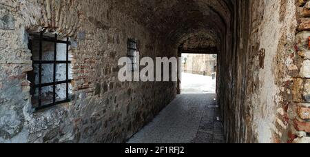 Tunnel in den königlichen Mauern von Ceuta Stockfoto