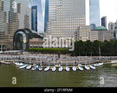 Luftaufnahme der Boote, die an der North Cove Marina, Hudson River, NYC angedockt sind Stockfoto