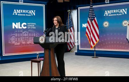 Washington, Vereinigte Staaten Von Amerika. März 2021, 08th. US-Vizepräsident Kamala Harris, spricht die National League of Cities Conference per Video-Link vom South Court Auditorium im Eisenhower Executive Office Building des Weißen Hauses 8. März 2021 in Washington, DC Quelle: Planetpix/Alamy Live News Stockfoto