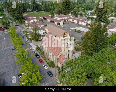 Luftaufnahme der St. Helena römisch-katholischen Kirche, historisches Kirchengebäude in St. Helena, Napa Valley Stockfoto