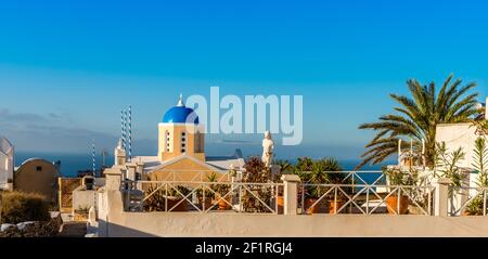 Typische orthodoxe Kapelle, auf der Insel Santorini, in den Kykladen, in Griechenland Stockfoto