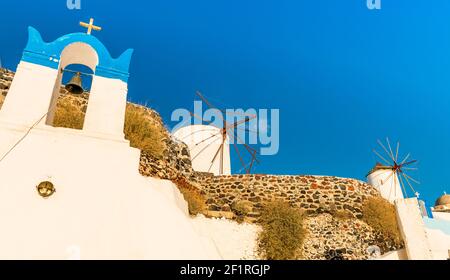 Oia Dorf und seine berühmten Windmühlen, auf der Insel Santorini, in den Kykladen in Griechenland Stockfoto