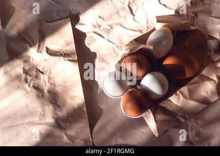 Eier auf zerknittertem Papier. Stockfoto