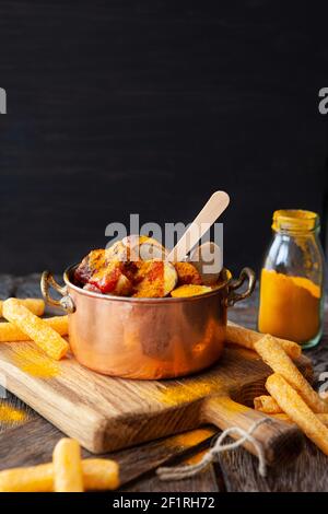 Herzhafte Currywurst mit Pommes Stockfoto