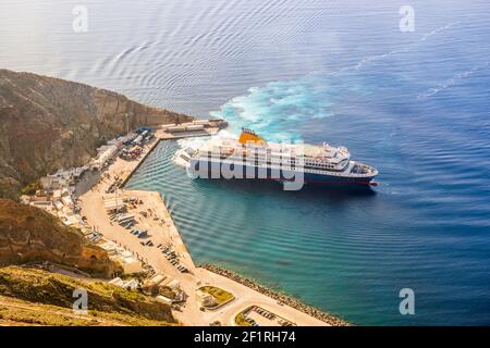 Fähre nach Santorini in Kykladen, Griechenland Stockfoto